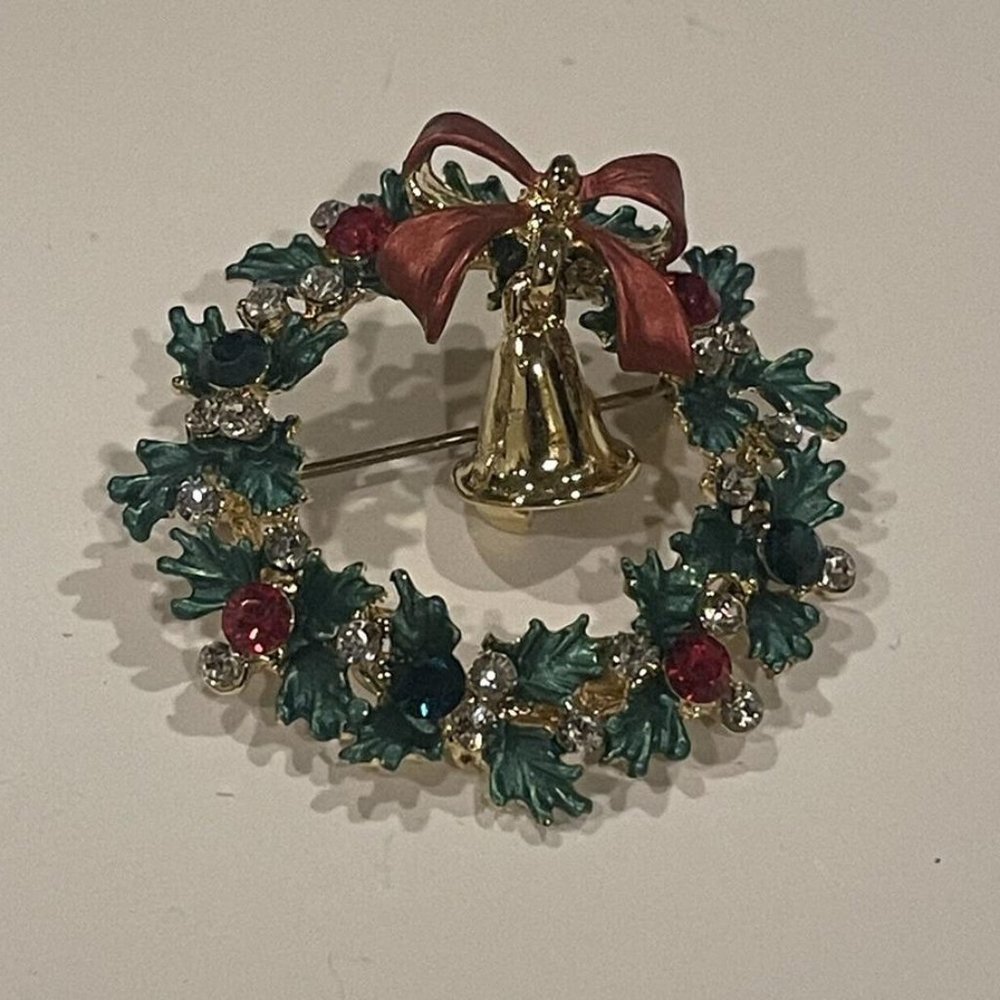 NWOT Brooch Pin Signed RUCINNI Christmas Holiday Wreath Rhinestone / Gold Tone